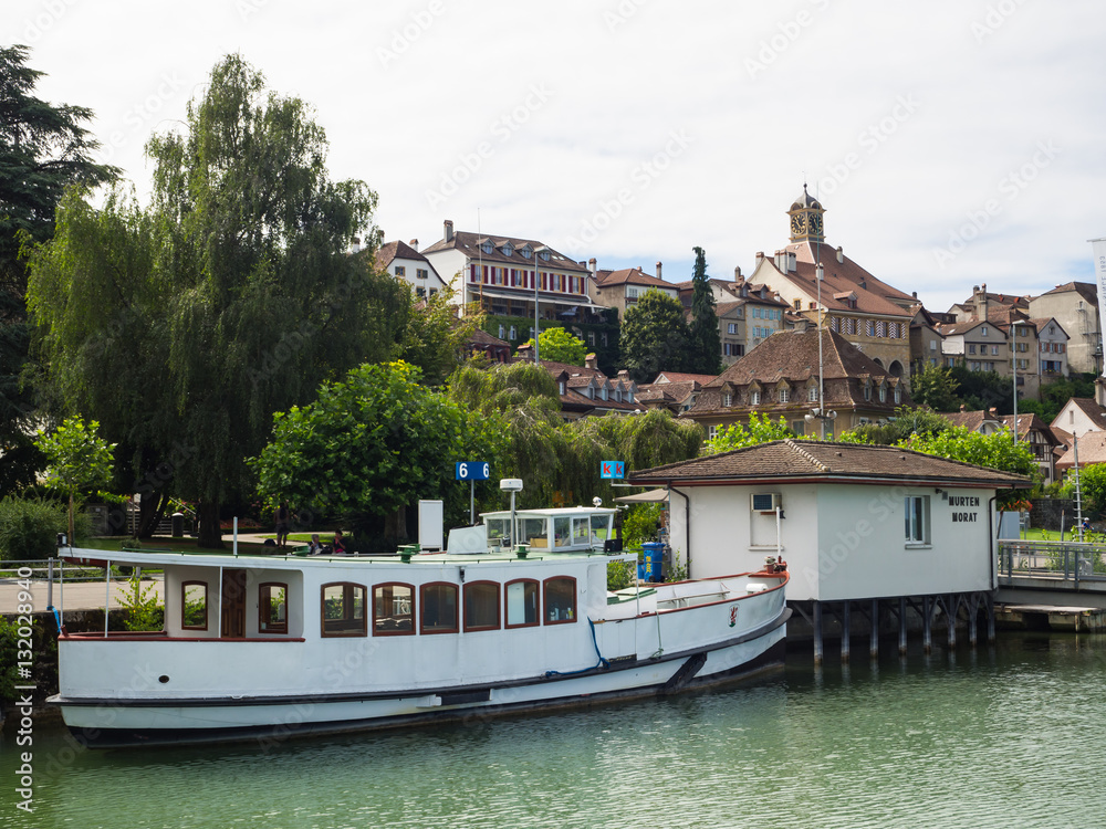 Estación del barco en Cortaillod es una comuna suiza del cantón de Neuchâtel, situada en el distrito de Boudry, a orillas del lago de Neuchâtel. Verano 2016