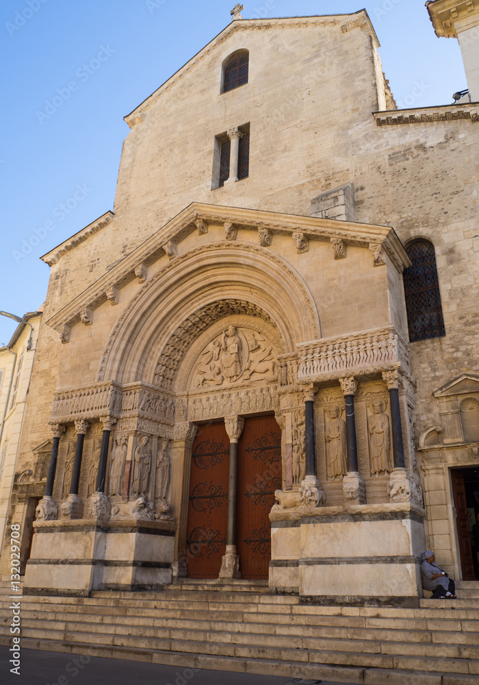 Pórtico de la catedral de Saint-Trophime en Arles, Francia, verano de 2016
