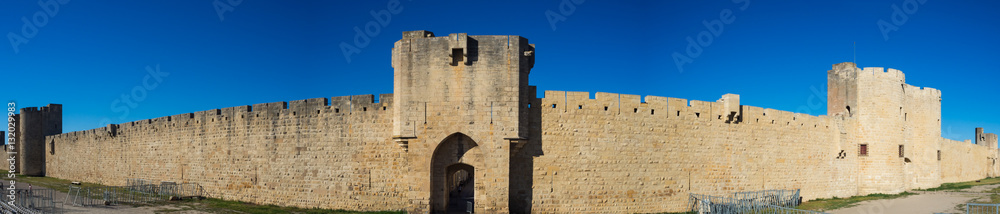 Muralla de Aigues-Mortes ,  Nîmes, en Gard, Languedoc-Rosellón, Francia. La ciudad se encuentra totalmente amurallada, en un recinto levantado en el siglo XIII. Verano de 2016