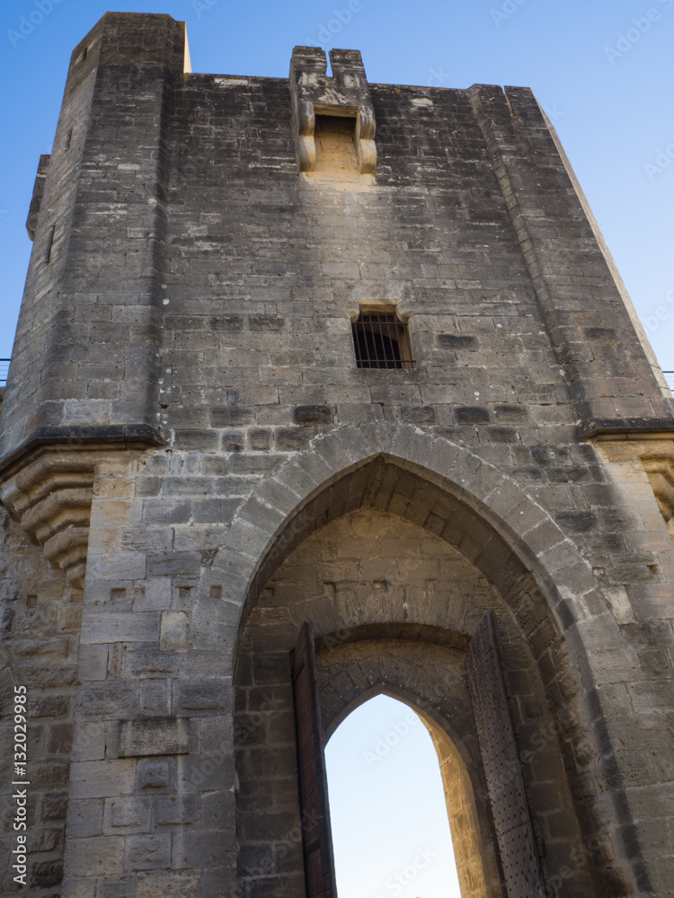 muralla en Aigues-Mortes ,  Nîmes, en Gard, Languedoc-Rosellón, Francia. La ciudad se encuentra totalmente amurallada, en un recinto levantado en el siglo XIII. Verano de 2016