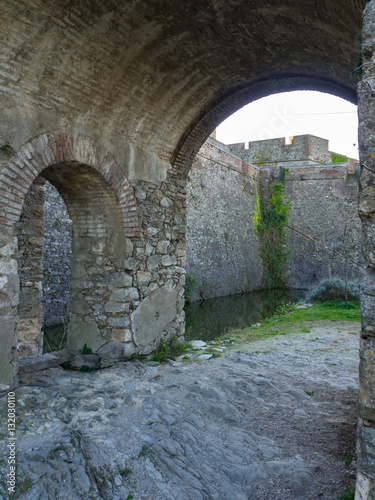 Fuerte de Bellegarde, fortaleza medieval situada sobre la ciudad de Le Perthus, en el departamento de los Pirineos Orientales en la región de Languedoc-Rosellón, al sur de Francia. Diciembre de 2016 photo