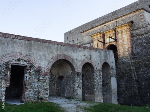 Fuerte de Bellegarde  fortaleza medieval situada sobre la ciudad de Le Perthus  en el departamento de los Pirineos Orientales en la regi  n de Languedoc-Rosell  n  al sur de Francia. Diciembre de 2016