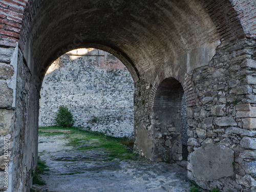 Fuerte de Bellegarde, fortaleza medieval situada sobre la ciudad de Le Perthus, en el departamento de los Pirineos Orientales en la región de Languedoc-Rosellón, al sur de Francia. Diciembre de 2016