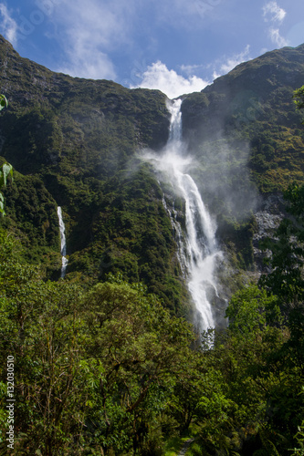 サザーランドの滝(Sutherland falls)