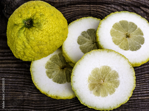 Succoso cedro di Sicilia affettato su tavolo di legno photo