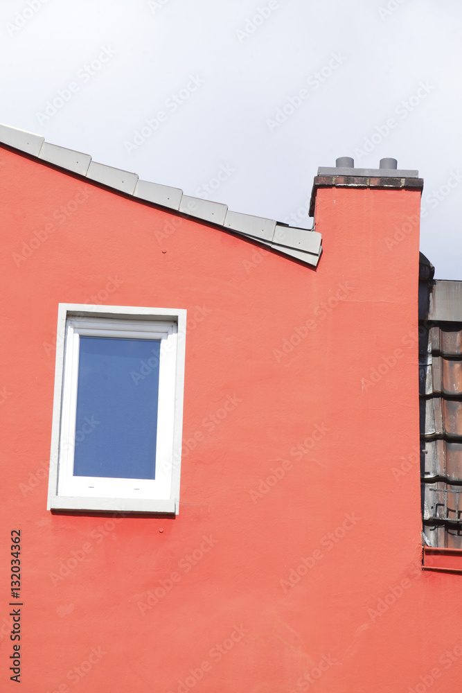 Fototapeta premium Wohnhaus, Hausmauer, Fenster