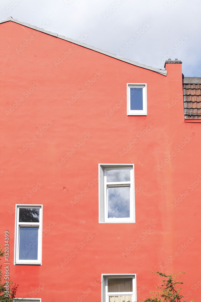 Fototapeta premium Wohnhaus, Hausmauer, Fenster