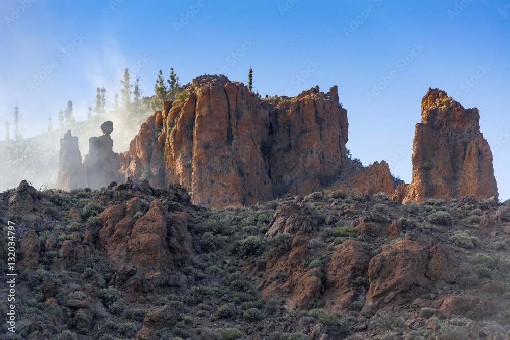 Fototapeta premium Felsen und Berge mit aufziehenden Wolken, Nationalpark Teide, Teneriffa, Spanine