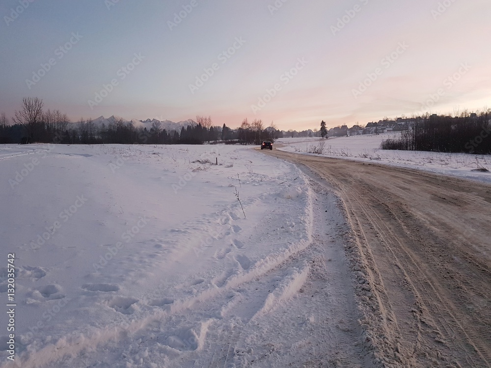 Droga polna przez śnieg
