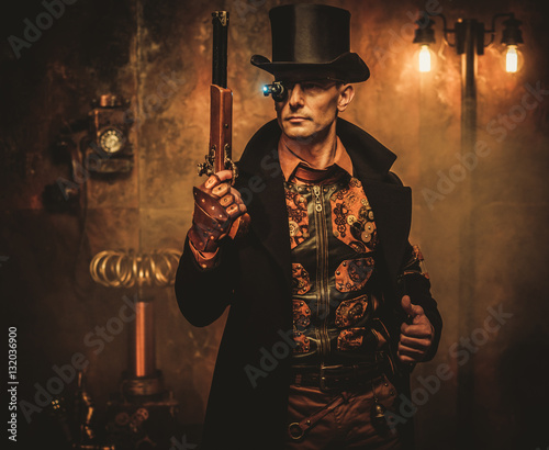 Steampunk man met pistool op vintage steampunk achtergrond
