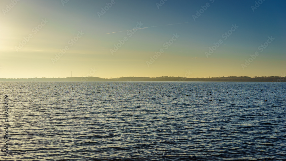 Naklejka premium Wunderschöner Sonnenuntergang mit strahlend blauem Himmel