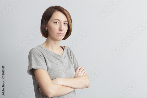 Quadro em tela Girl with distrust and doubt looks forward