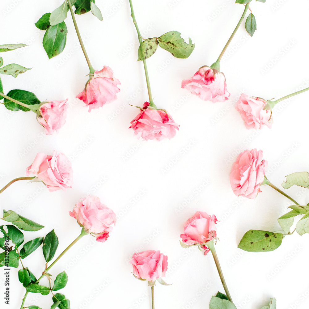 Obraz premium Heart symbol made of pink roses on white background. Flat lay, top view. Valentine's background.