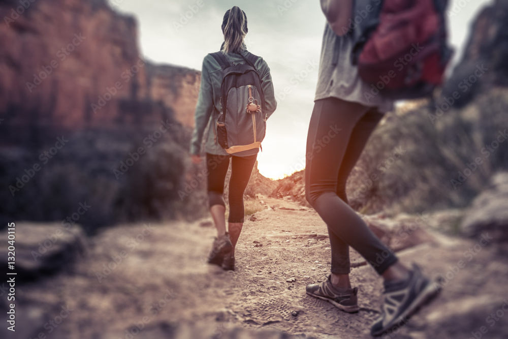 Φωτογραφία Two lady hiker on the walkway at the Grand Canyon National Park, USA