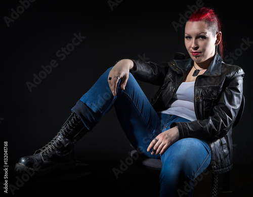 Fotografija Sitting frick woman with shaved head