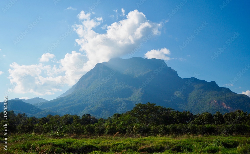 Naklejka premium mountain and cloud with blue sky