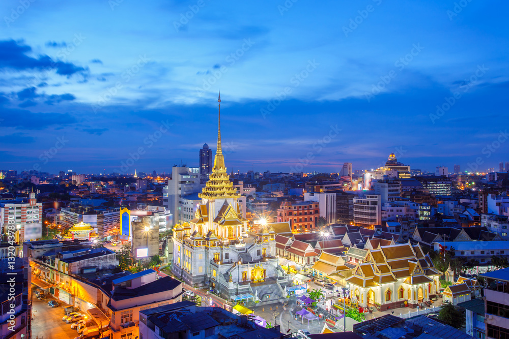 Naklejka premium Pejzaż widok z góry Wat Trimitr w dzielnicy Chinatown lub Yaowarat w Bangkoku, Bangkok, Tajlandia