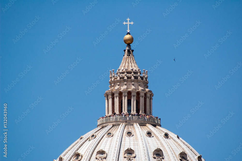 Die Kuppel vom Petersdom vor blauem Himmel