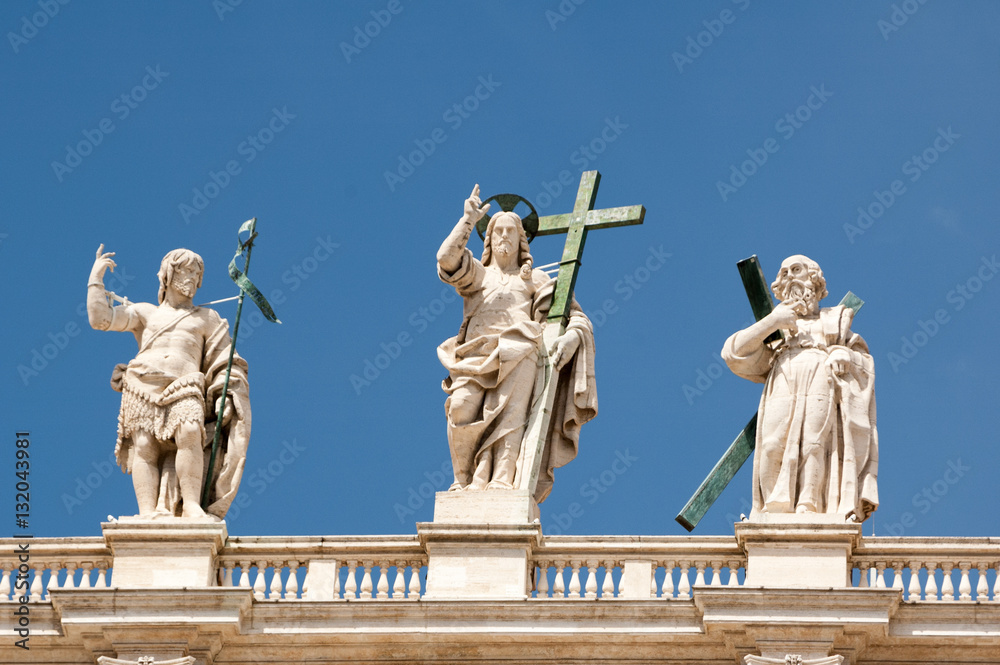 Obraz premium Apostelstatuen auf dem Dach des Petersdoms