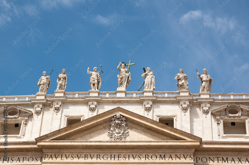 Dach des Petersdoms mit Apostelstatuen