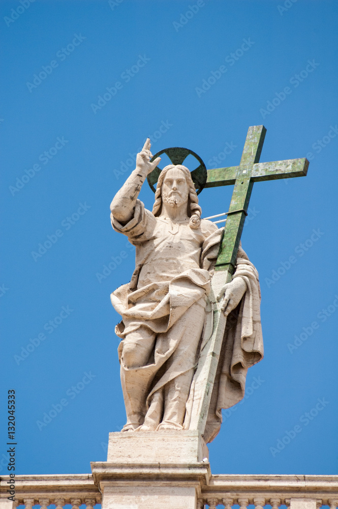 Petrusstatue auf dem Dach des Petersdoms