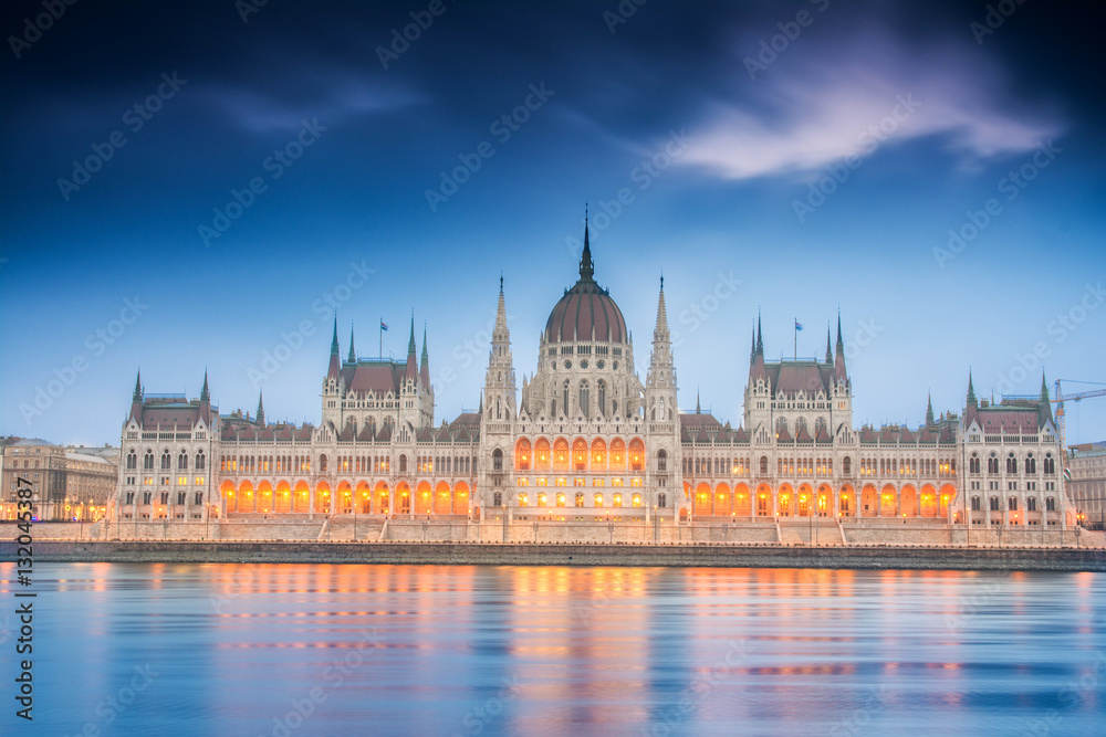 Naklejka premium sunrise at budapest parliament, hungary