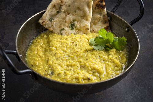 Indische Dal Suppe mit Naan Brot