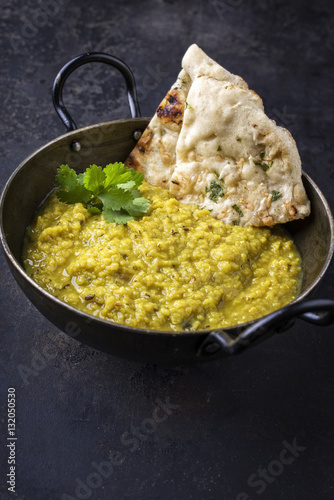 Indische Dal Suppe mit Chapati in Schale