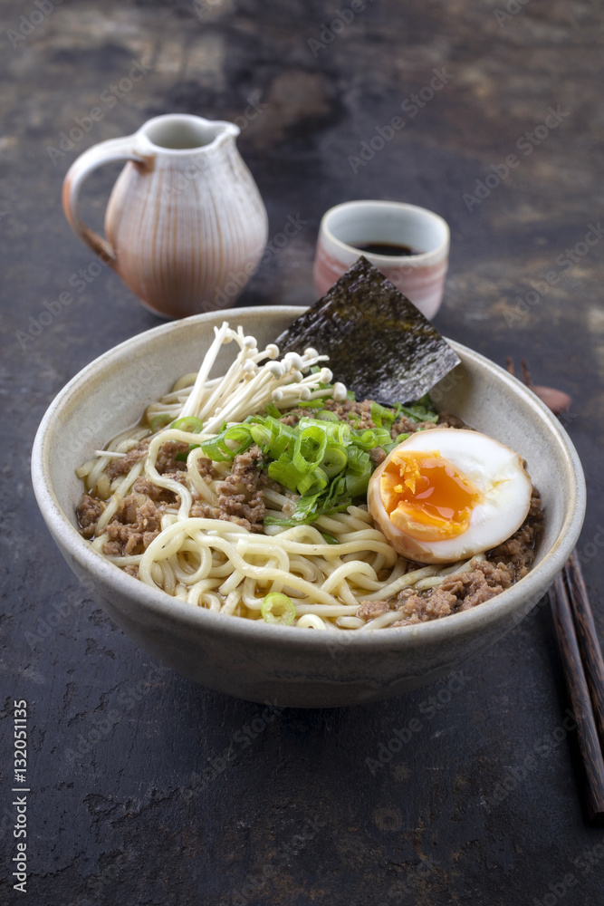 Ramen Suppe mit Hackfleisch in Schale Stock Photo | Adobe Stock