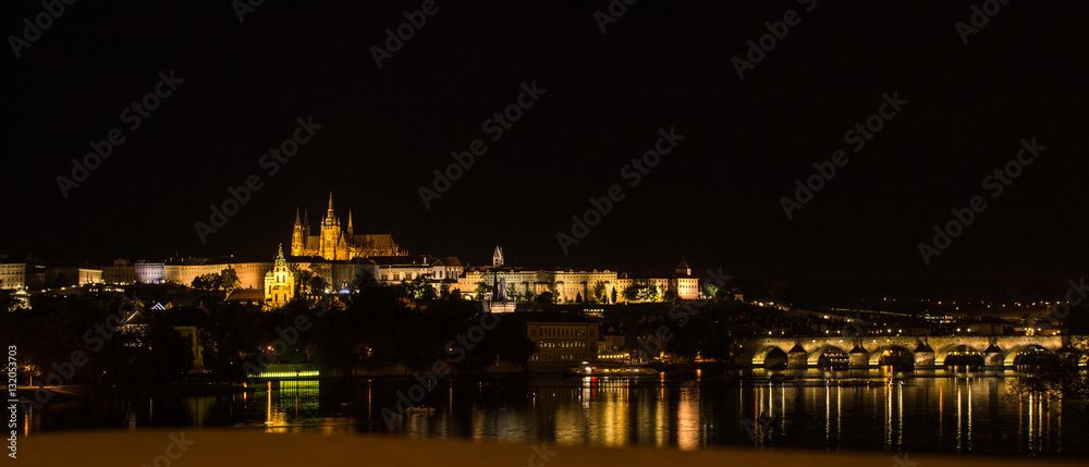 Karlsbrücke mit Prager Burg bei Nacht
