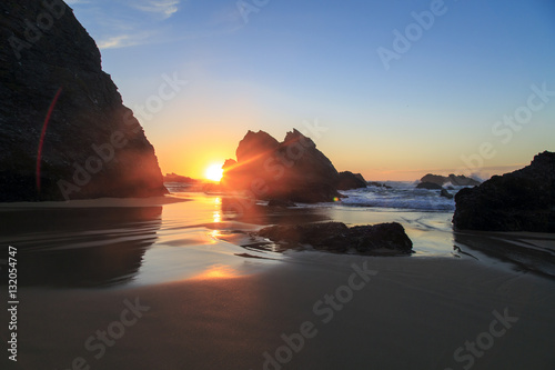 Coucher de soleil sur une plage en bord de mer