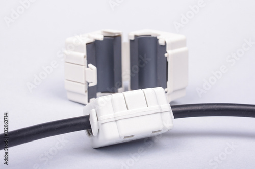 фотографія Snap on ferrite for EMC suppression