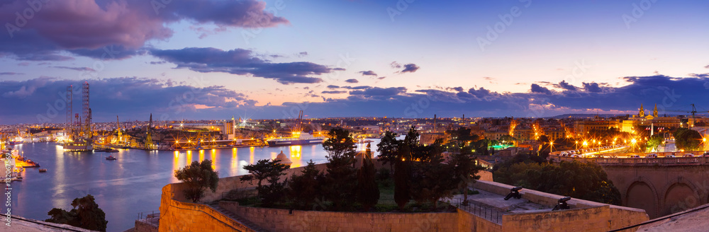 Malta Valletta Grand Harbor Docks - Panorama -Paola Floriana - View from Barrakka Gardens,Valletta am Abend, abendstimmung, sunrise, sundown, wide angle, romantic skyline, seascape, mittelmeer