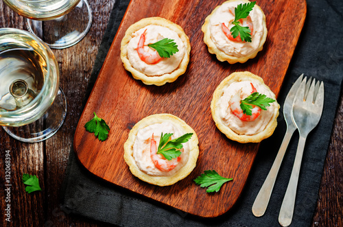 Obraz na płótnie Shrimp salmon mousse parsley tartlets