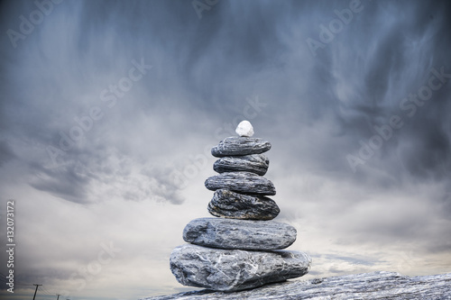 Foto Cairn and Stormy Sky