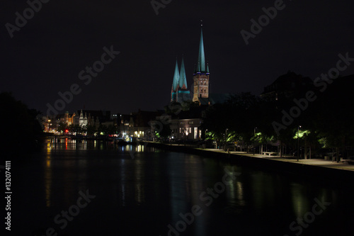 Trave und Marienkirche bei Nacht