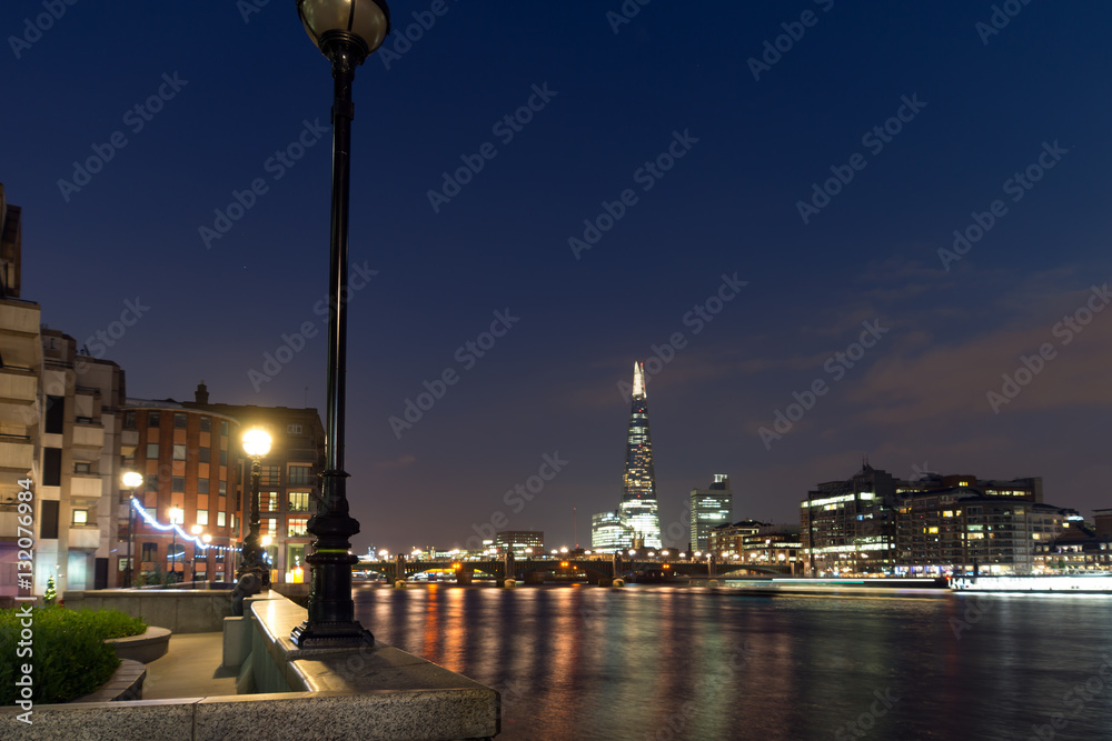 Obraz premium LONDON, ENGLAND - JUNE 17 2016: Night Panorama of Southwark Bridge, The Shard skyscraper and Thames River, London, United Kingdom