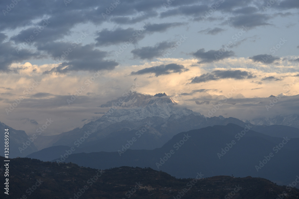 ネパール・ポカラの日本山妙法寺から望むヒマラヤ山脈