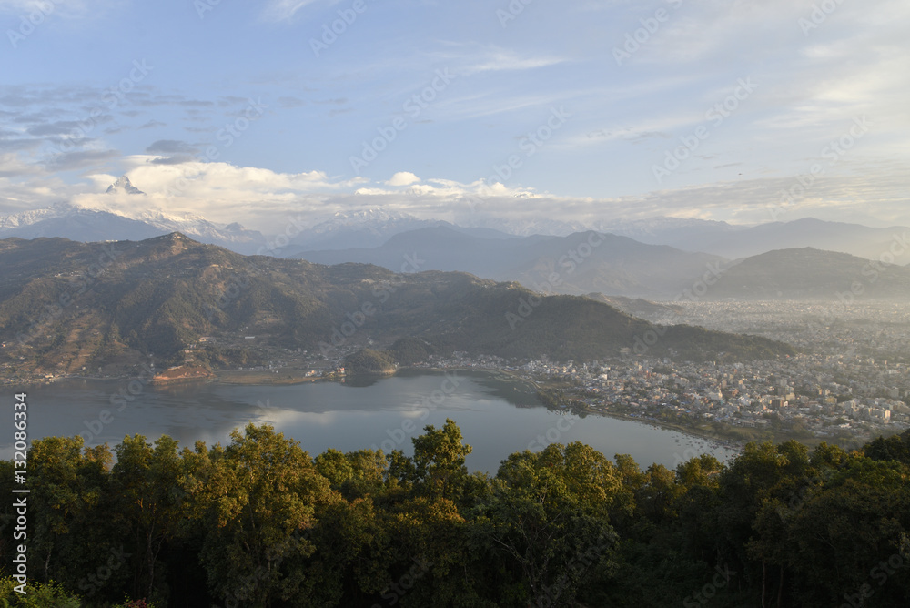 ヒマラヤ山脈とネパール・ポカラの町並み