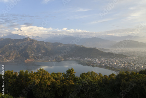 ヒマラヤ山脈とネパール・ポカラの町並み © Newtown Sketch