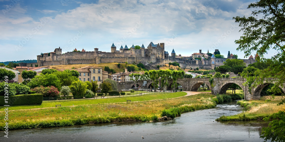 Fototapeta premium Vue panoramique du château et village médiéval de Carcasonne