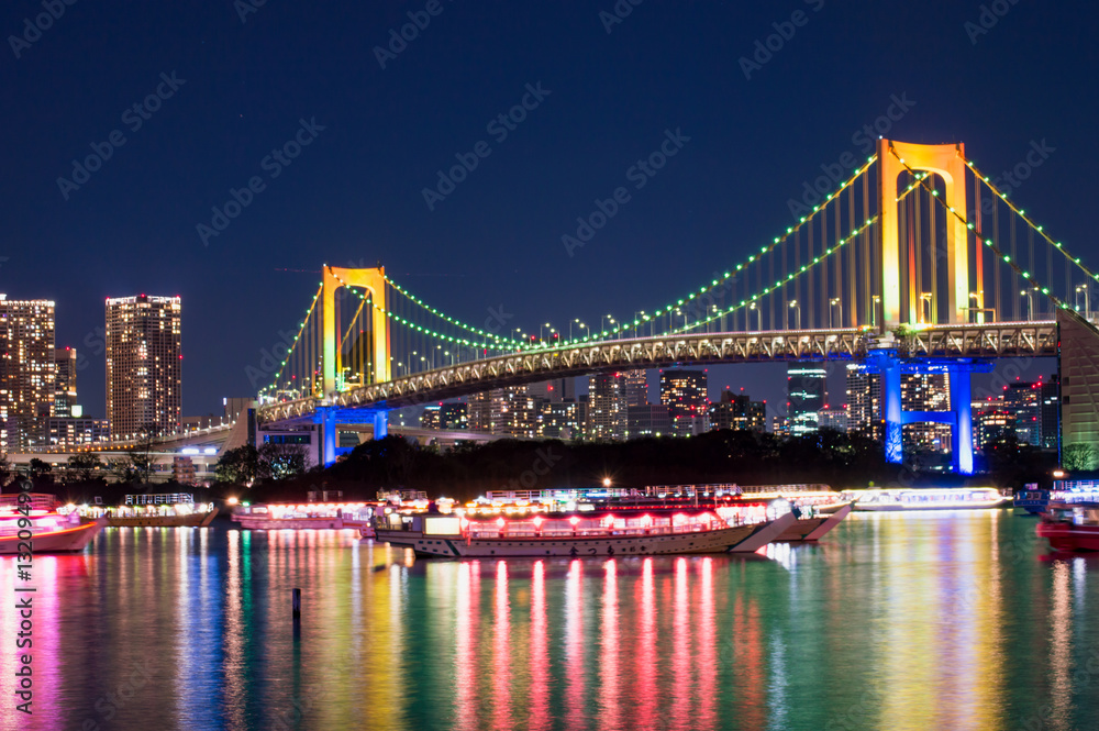 Fototapeta premium Nocny widok na Tęczowy Most
