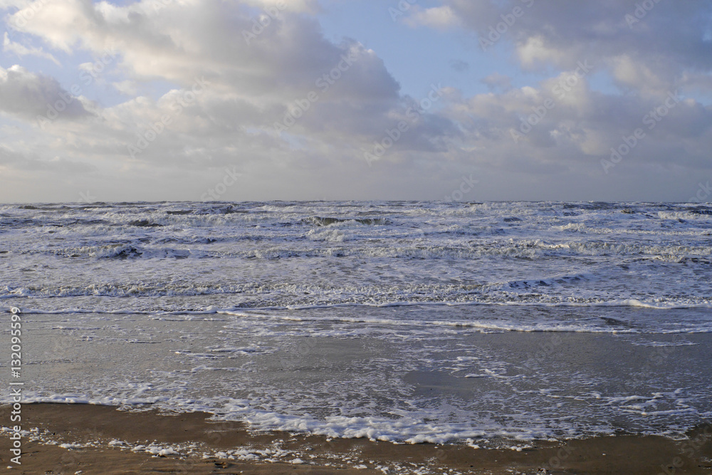 Wilde zee bij strand Wijk aan Zee