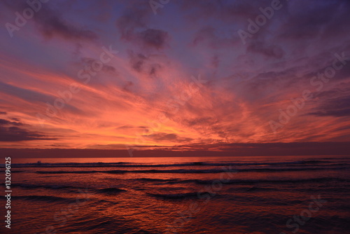Sonnenuntergang Lido di Camaiore im Ligurischen Meer © Ilhan Balta