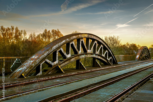 Alte Eisenbahnbrücke im Herbst