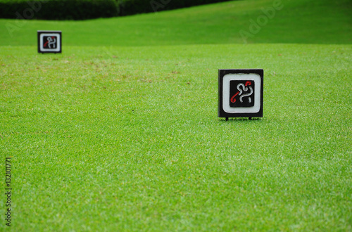 Bild auf Leinwand Signs at tee off on golf course