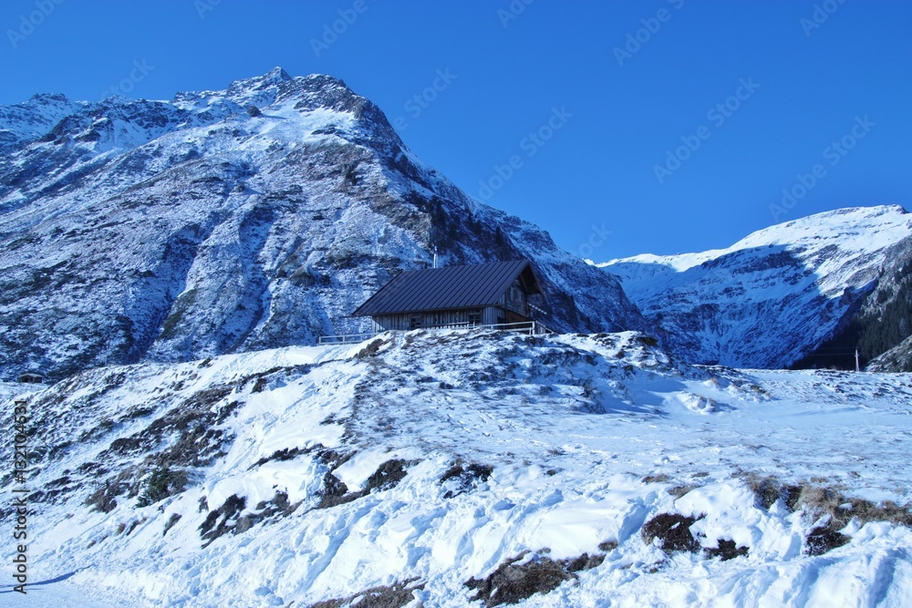 Obraz premium Hut in the mountains in winter, at the head of the Gastein valley, Austria, Europe. In the region Nassfeld, Sportgastein, 1500 m above sea level.