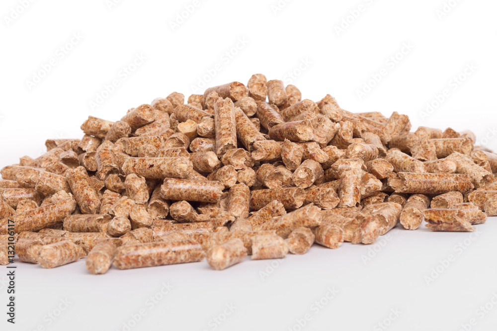 Holzpellets auf weissem Hintergrund Holzpellets auf weissem Hintergrund