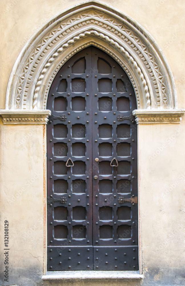 Obraz premium Italian architecture detail. Old medieval style front door in Florence, Italy