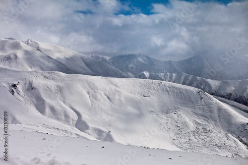 Kaukaz - Gruzja w zimowej szacie. Caucassus mountains in Georgia. © rogozinski